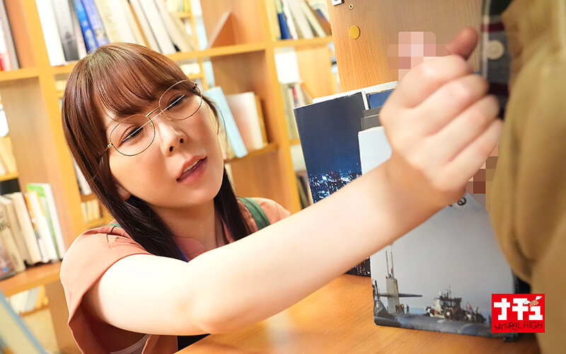 【1nhdtc00011】青年チ○ポを本棚越し手コキでこっそり発射させ声我慢SEXで中出しまでさせる年下好き美人司書 / ナチュラルハイ