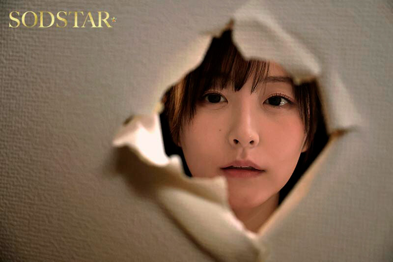 【1start00353】僕の住むアパートの隣室の美人妻は欲求不満だった。夫婦喧嘩で空いた直径10cmの壁穴越しに立ちバックで膣奥を突きまくった密かな不倫関係5日間。 青空ひかり / SODクリエイト