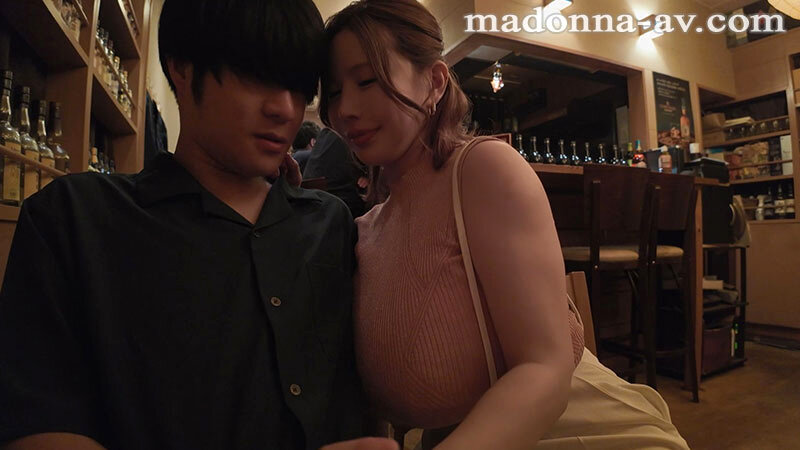 【achj00059】私の胸、大きすぎてゴメンね こんな場所なのに、Mカップ密着！！勃起を誘う痴女中出しデート 叶愛 / マドンナ