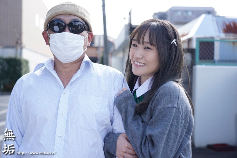 白シャツの男性と笑顔の女子高生が寄り添う屋外ポートレート