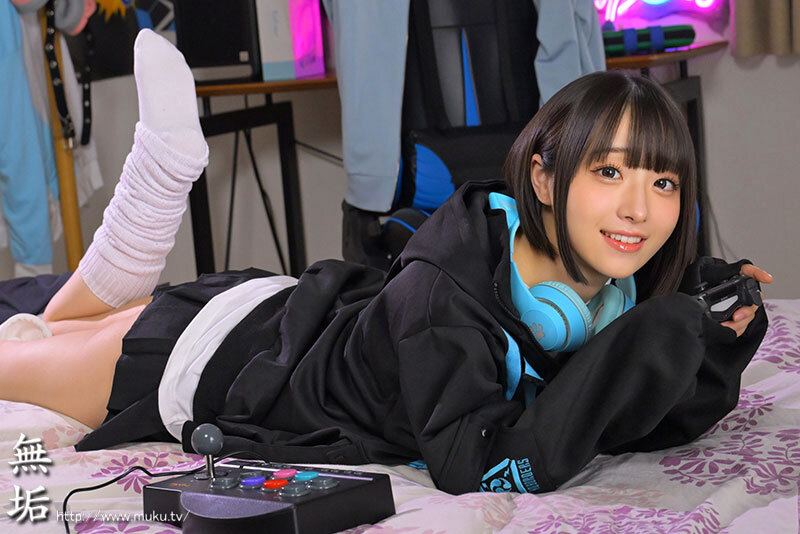 【mukc00083】いつでもおま×こ使い放題! ゲームしながら自由にハメさせてくれるドスケベ引きこもりゲーマー妹 小島みこ / 無垢