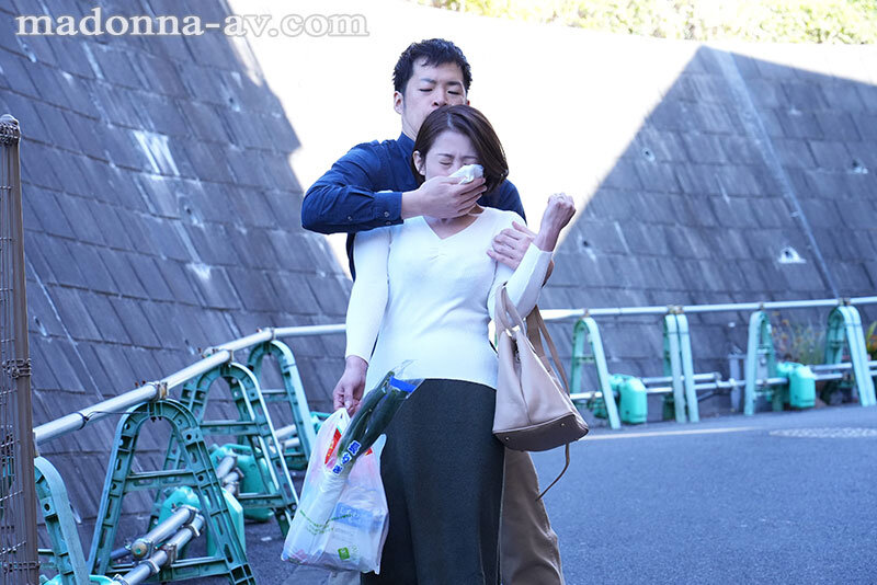 【roe00379】人妻を拘束椅子に放置して2時間…唾液だらだらのイグイグ変態女に育った話。 友田真希 / マドンナ